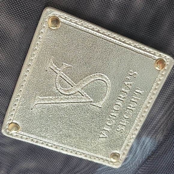 Victoria's Secret - Picture 3 of 4